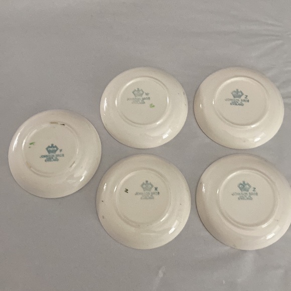 5 Johnson bros hand painted saucers. 4.25 inches in diameter. - Picture 6 of 9